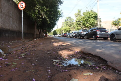 TIN_4386 Os usuários do Centro de Reabilitação do Hospital de Amor estão reclamando das péssimas condições do asfalto existente na Avenida da Figueira, que dá acesso ao local.