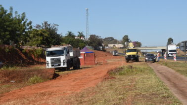 Procurada a respeito das obras no local, a Concessionária Ecovias Noroeste Paulista informa que parte das obras de adequação das vias marginais no trecho urbano da Rodovia Brigadeiro Faria Lima (SP-326) em Barretos