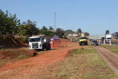 TIN_5799 Procurada a respeito das obras no local, a Concessionária Ecovias Noroeste Paulista informa que parte das obras de adequação das vias marginais no trecho urbano da Rodovia Brigadeiro Faria Lima (SP-326) em Barretos