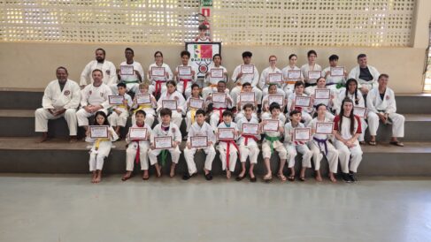 WhatsApp Image 2025-05-31 at 18.44.35 Aconteceu na tarde de sábado (31), no Poliesportivo Racibe Rezeck a entrega de mais 31 certificados e as novas faixas para os mais novos graduados do Karate Shotokan