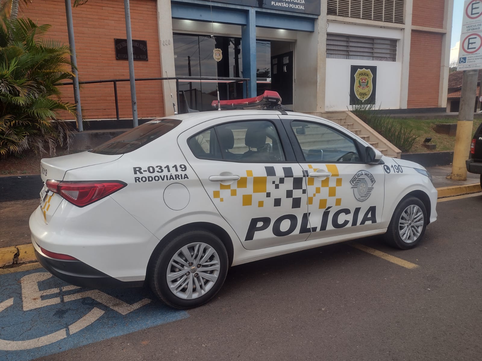 Colisão envolvendo moto e caminhonete mata dois em rodovia