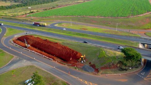 DRENAGEM: Valeta aberta as margens da SP receberá tubulação de cimento Obras na Faria Lima seguem com abertura de valetas para drenagem