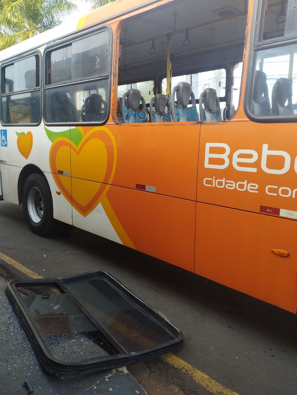 Passageira é presa após causar danos em ônibus