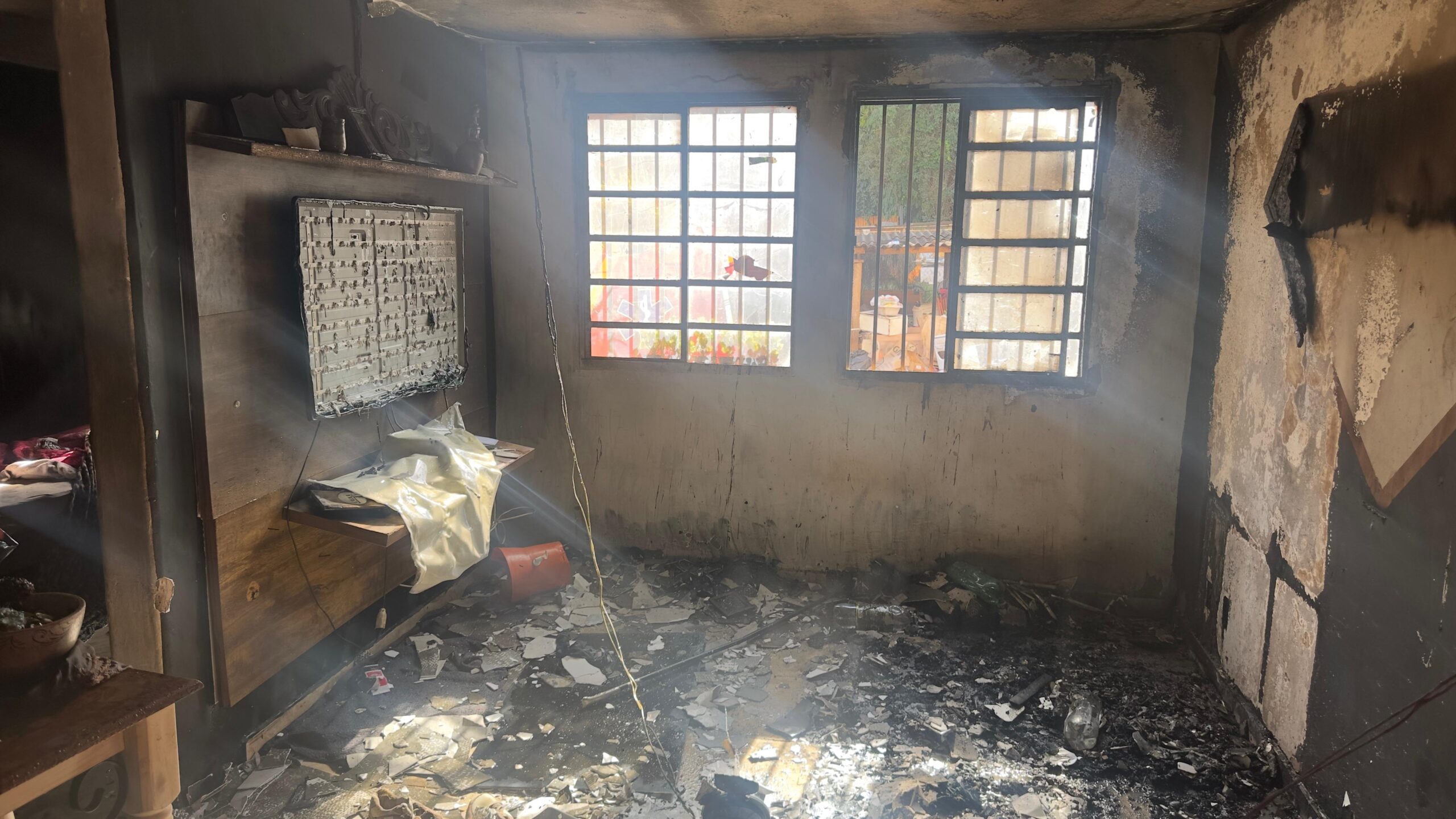 Incêndio causa danos em apartamento no Luís Spina