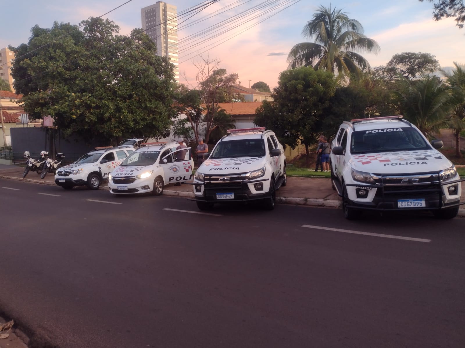 Polícia Militar detém suspeitos após fuga e encontra entorpecentes