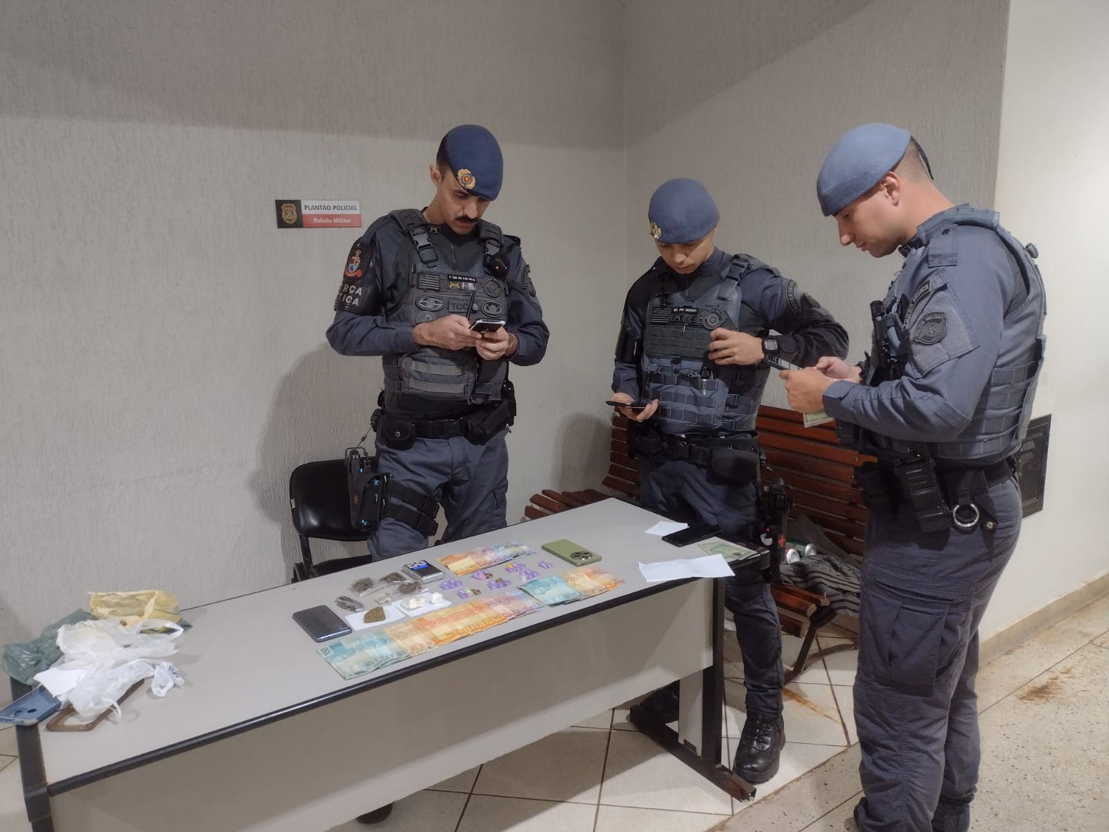 PM prende dois durante ação de combate ao tráfico de drogas