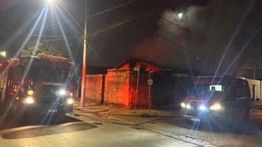 Bombeiros apagam incêndio em residência no bairro Alto Sumaré (Foto: O Diário de Barretos) Bombeiros apagam incêndio em residência no bairro Alto Sumaré (Foto: O Diário de Barretos)