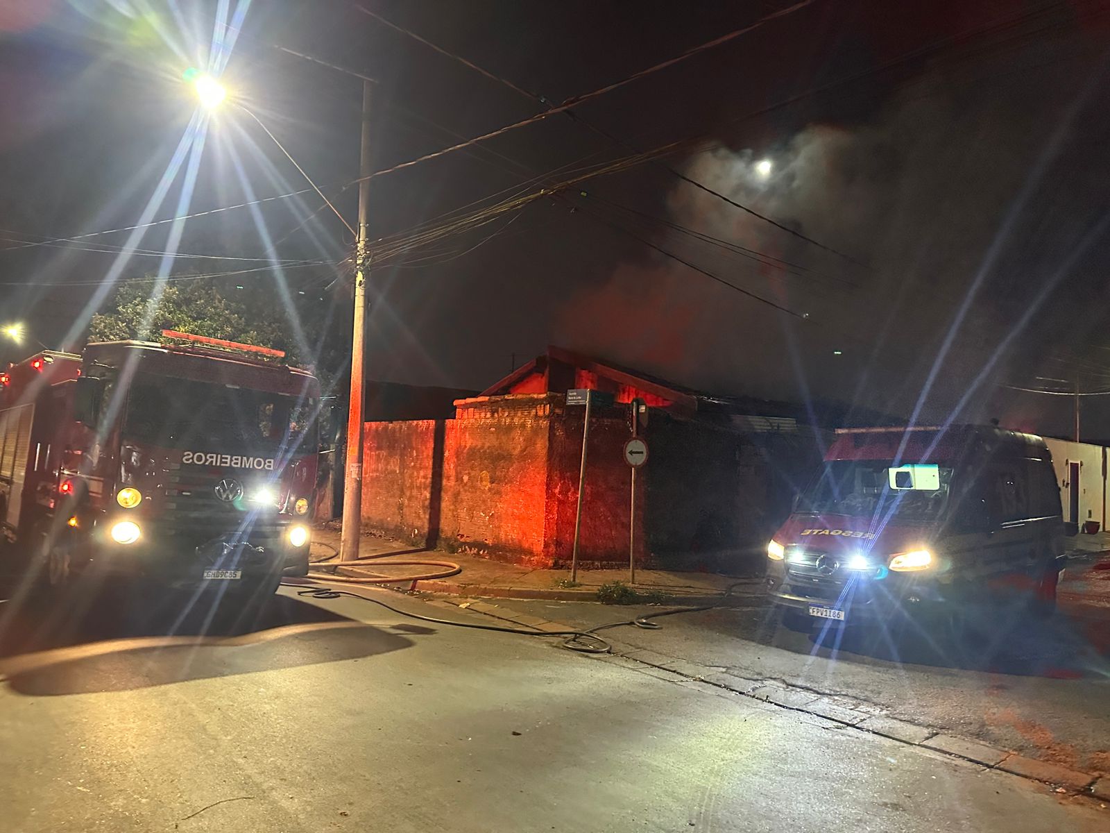 Bombeiros apagam incêndio em residência no bairro Alto Sumaré