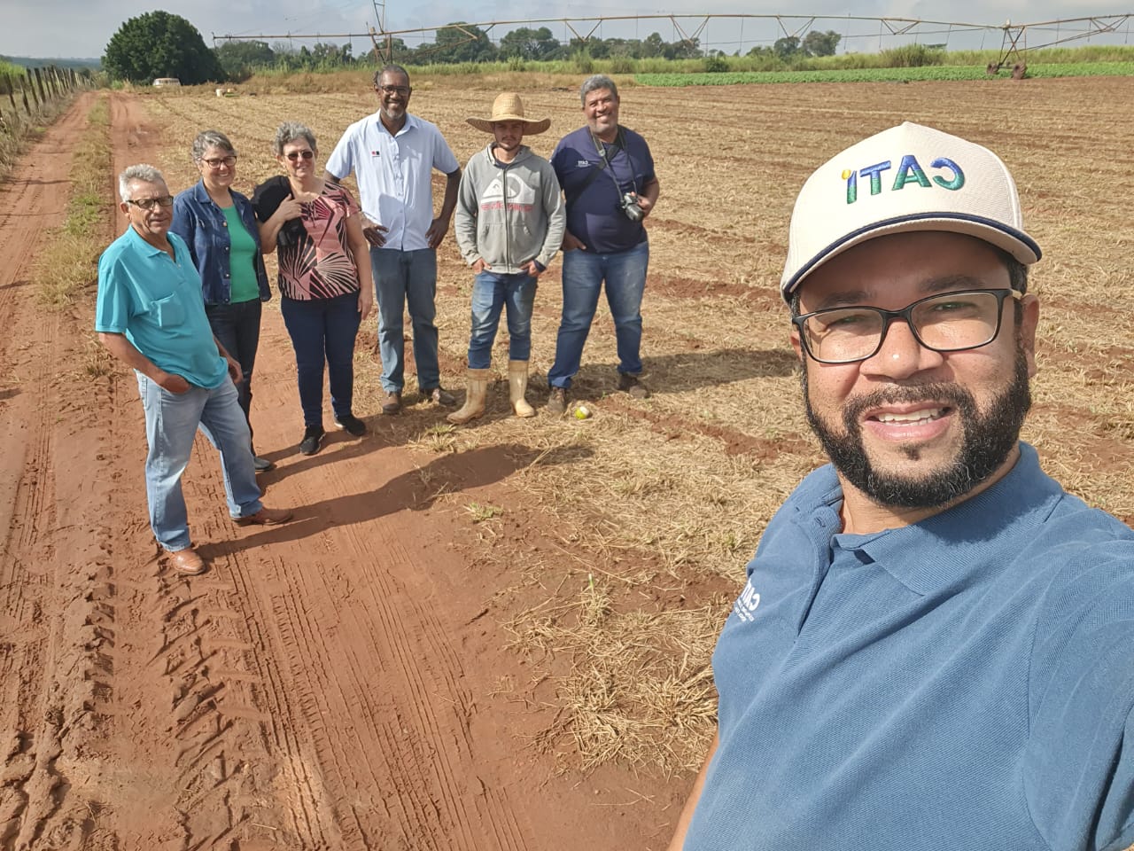 Equipe da CATI visita propriedade que realiza plantio direto de Hortaliças