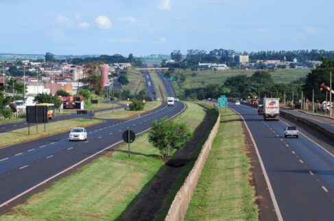 ORIENTAÇÃO: Ação visa conscientizar sobre a importância de utilizar passarelas para travessia de rodovia Concessionária agenda orientação a pedestres e ciclistas nesta segunda
