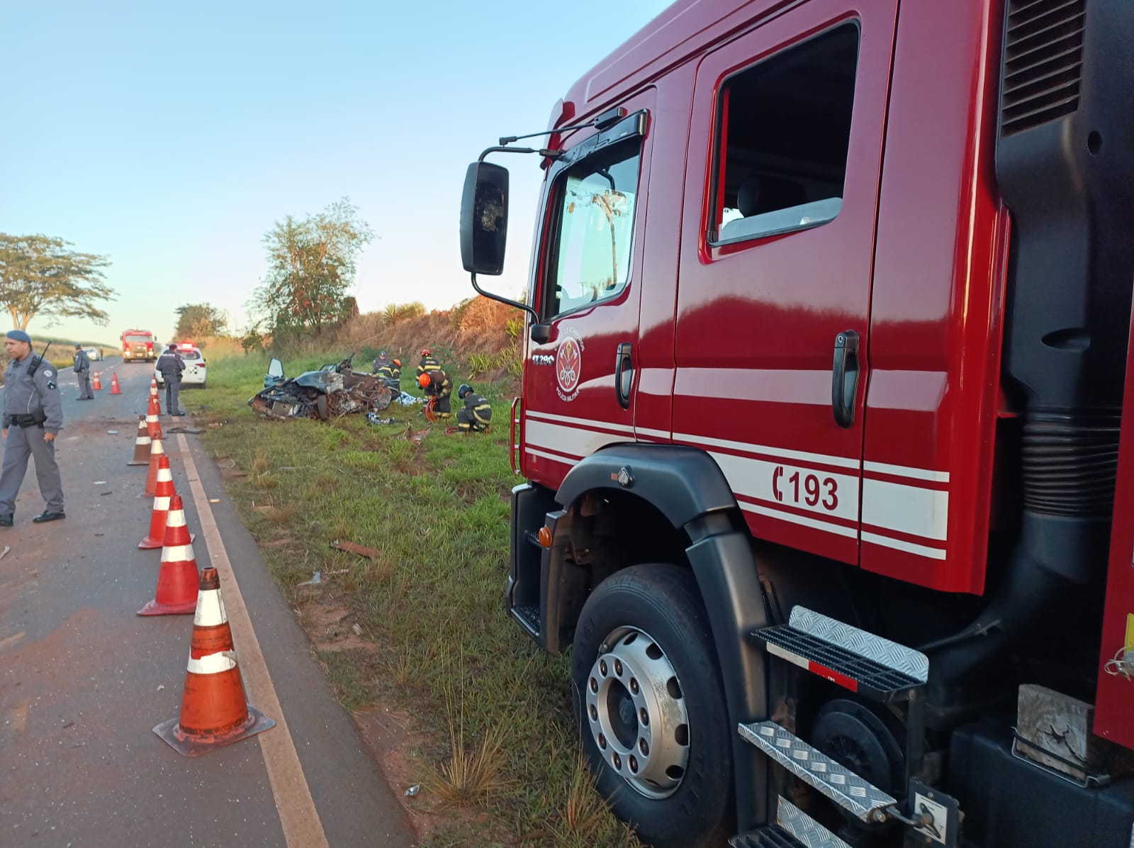 Condutor morre durante colisão entre carro e ônibus de transporte rural
