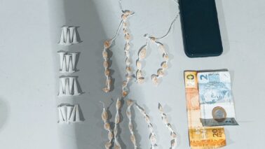 Jovem é detido pela PM com drogas (Foto: O Diário de Barretos) Jovem é detido pela PM com drogas (Foto: O Diário de Barretos)