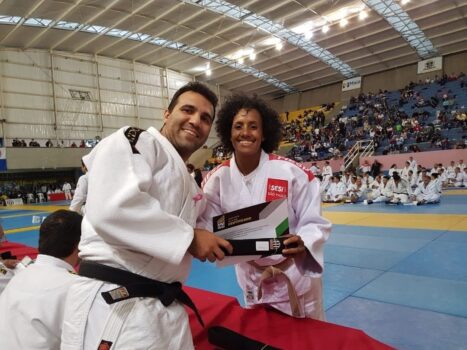 WhatsApp Image 2025-06-17 at 15.57.25 O melhor resultado do judô brasileiro no sexto dia do Campeonato Mundial de Judô veio com Beatriz Freitas e Karol Gimenes, que ficaram em sétimo lugar no peso meio-pesado feminino (-78kg).