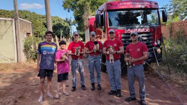 Bombeiros resgatam filhotes de cachorro em fossa (Foto: O Diário de Barretos)