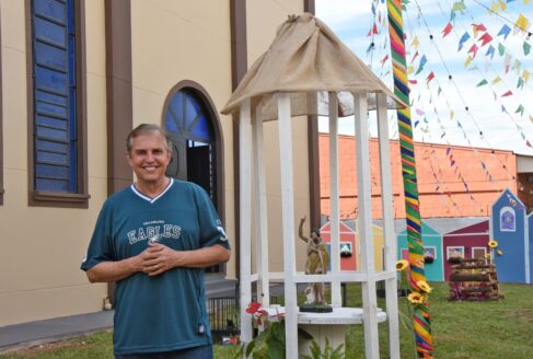 FESTA: Padre Carlos Paris é o responsável pela paróquia que festeja seu padroeiro Festejos de São João Batista seguem até terça, dia do padroeiro