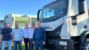 RANKING: Prefeito Odair e equipe de governo no recebimento da premiação Barretos é premiado no programa Município Agro