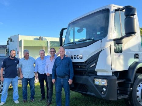 RANKING: Prefeito Odair e equipe de governo no recebimento da premiação Barretos é premiado no programa Município Agro