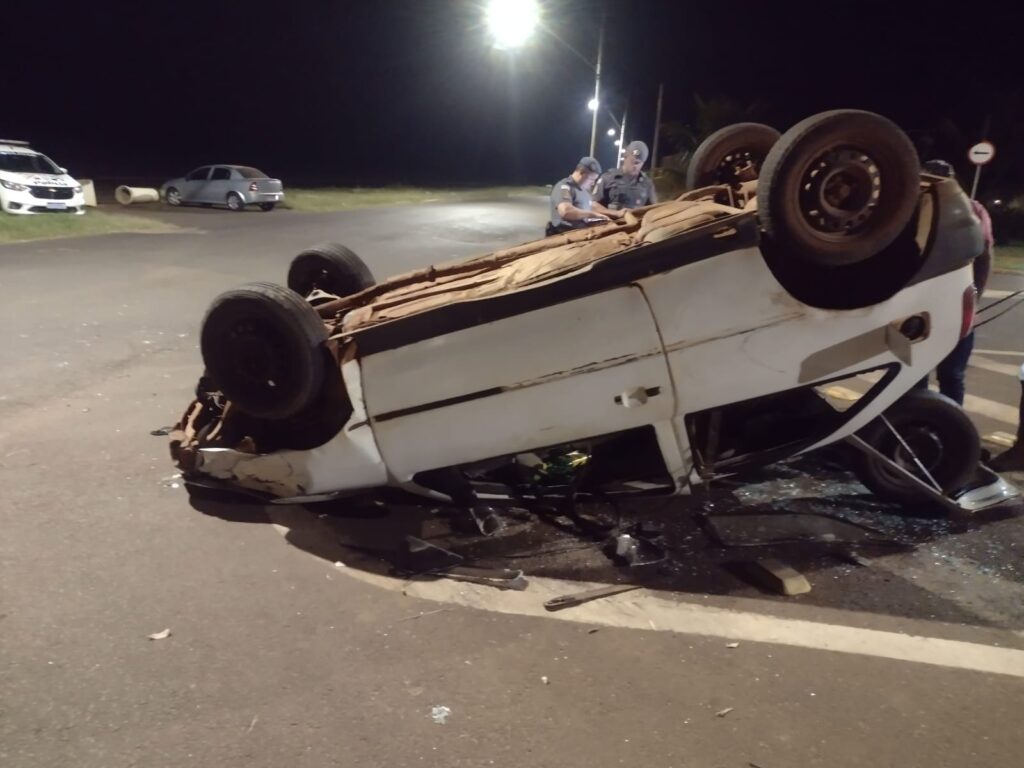 Carro com três ocupantes capota após colisão no Jardim Anastácio (Foto: O Diário de Barretos)