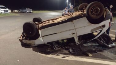 Carro com três ocupantes capota após colisão no Jardim Anastácio (Foto: O Diário de Barretos)
