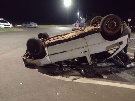 Carro com três ocupantes capota após colisão no Jardim Anastácio (Foto: O Diário de Barretos) Carro com três ocupantes capota após colisão no Jardim Anastácio (Foto: O Diário de Barretos)