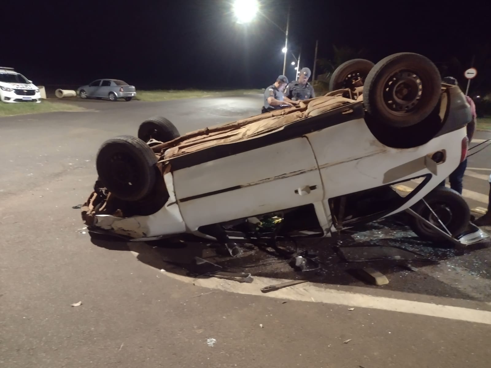 Carro com três ocupantes capota após colisão no Jardim Anastácio