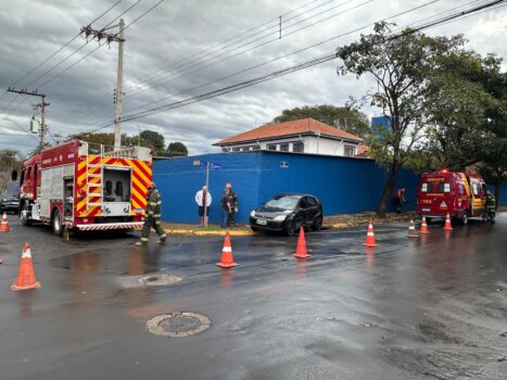 Bombeiros socorrem duas vítimas de acidente em Barretos (Foto: O Diário de Barretos) Bombeiros socorrem duas vítimas de acidente em Barretos (Foto: O Diário de Barretos)