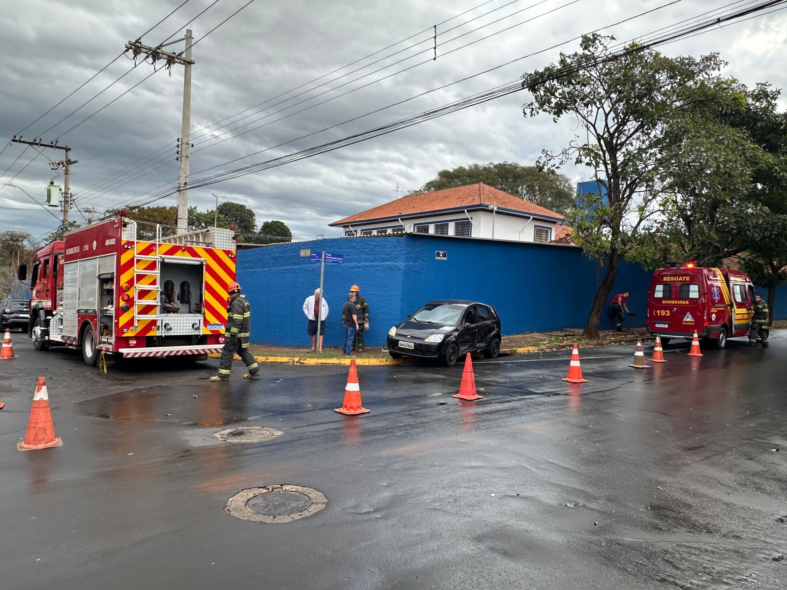 Bombeiros socorrem duas vítimas de acidente em Barretos