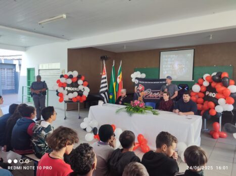 PREVENÇÃO: Autoridades e familiares na formatura dos alunos da escola Benedito Pereira Cardoso Polícia Militar certifica 247 alunos na conclusão do PROERD