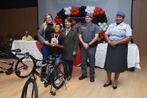 RESISTÊNCIA: Capitão Frank e a Cabo Iara com o aluno Luan (EM Orival Leite) ganhador de uma das bicicletas e suas professoras Proerd forma 249 alunos e reforça prevenção nas escolas