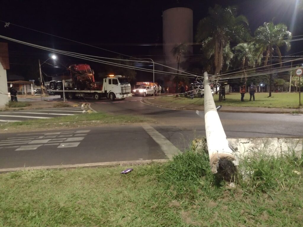 Acidente provoca queda de poste e interdita rotatória em Barretos (Foto: O Diário de Barretos)