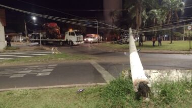 Acidente provoca queda de poste e interdita rotatória em Barretos (Foto: O Diário de Barretos)