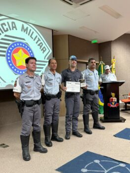 DESTAQUE: PM Breno Wolga (centro) é oficial do 33º BPMI Tenente conquista primeiro lugar em curso da Polícia Militar