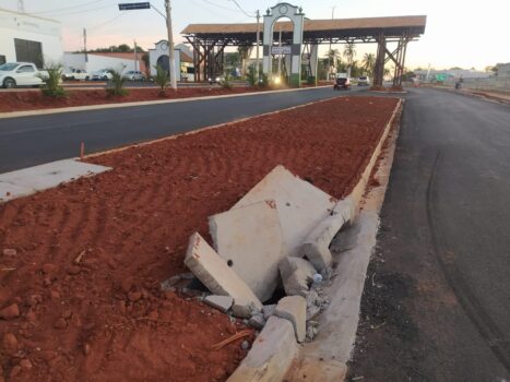 WhatsApp Image 2025-06-27 at 16.04.38 Os moradores e munícipes que transitam diariamente pela Avenida Necker Camargos se depararam com a tampa de uma galeria de água pluvial danificada em um dos acessos pela rua Uruguai