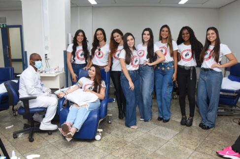 SOLIDARIEDADE: Candidatas ao lado do enfermeiro Márcio acolheram a ação em gesto que salva vidas Candidatas à Rainha da Festa do Peão doam sangue em ação solidária