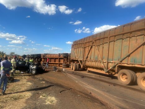 Colisão frontal entre carro e canavieiro mata servidor público em rodovia (Foto: O Diário de Barretos) Colisão frontal entre carro e canavieiro mata servidor público em rodovia (Foto: O Diário de Barretos)