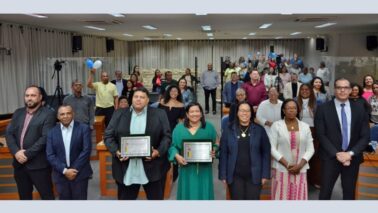 Homenageados com vereadores, autoridades religiosas e público presente na sessão solene (Foto: Comunicação Câmara)