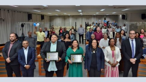 Homenageados com vereadores, autoridades religiosas e público presente na sessão solene (Foto: Comunicação Câmara) Homenageados com vereadores, autoridades religiosas e público presente na sessão solene (Foto: Comunicação Câmara)
