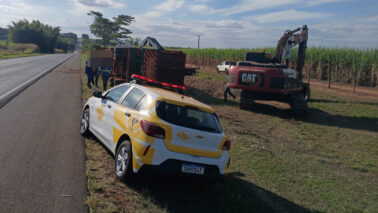 Semirreboque canavieiro tomba na Faria Lima (Foto: O Diário de Barretos)
