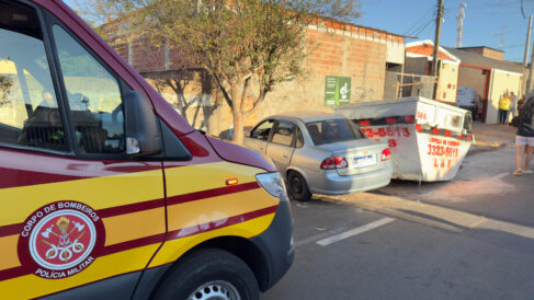 Bombeiros socorrem condutora vítima de acidente no bairro Baroni (Foto: O Diário de Barretos) Bombeiros socorrem condutora vítima de acidente no bairro Baroni (Foto: O Diário de Barretos)