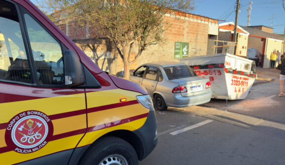 Bombeiros socorrem condutora vítima de acidente no bairro Baroni (Foto: O Diário de Barretos)