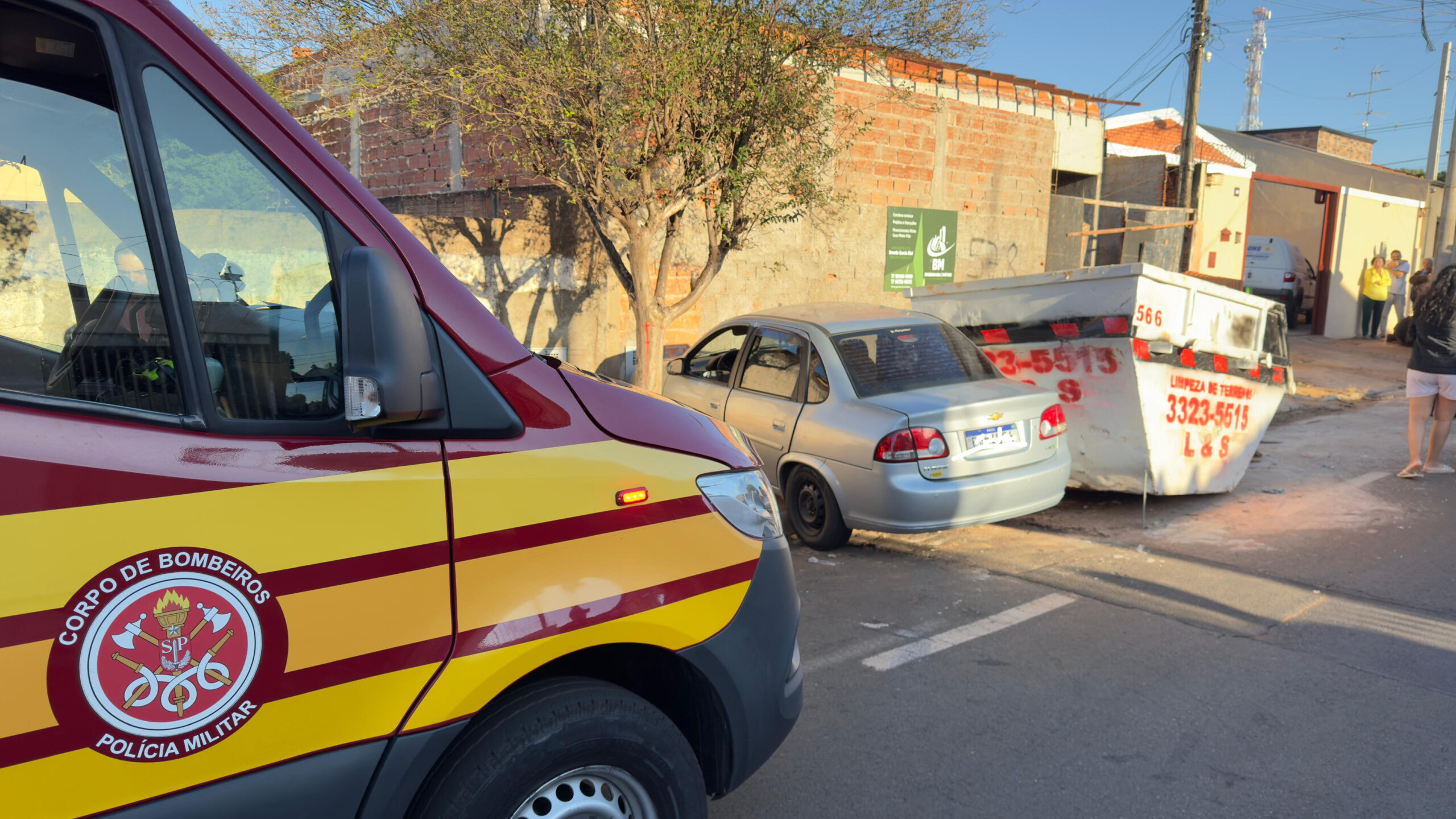 Bombeiros socorrem condutora vítima de acidente no bairro Baroni
