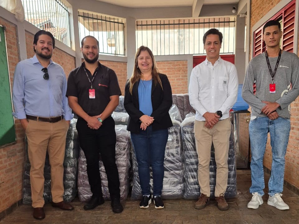 Grupo empresarial doa cobertores para Fundo Social de Barretos