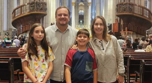 O jornalista barretense Luiz Otávio Paro, esposa Mariana e os filhos Rafaela e Gabriel na missa dos 30 anos da Rede Vida, na Catedral da Sé, em São Paulo, celebrada no último dia 20 Jornalista prestigia missa dos 30 anos da Rede Vida