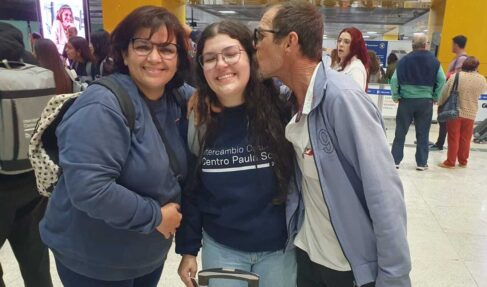 A estudante barretense Lívia de Oliveira embarcou na última sexta-feira, 30 de maio, no aeroporto de Guarulhos rumo à Irlanda para intercâmbio em um projeto da ETEC Cel. Raphael Brandão. Momento de muita emoção, amor ao lado dos pais Letícia Aparecida de Oliveira Souza e Maurício Ferreira de Souza Neto Intercâmbio à Irlanda