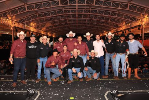 Membros da comissão organizadora e voluntários do 5º Rodeio Pela Vida celebram o sucesso do evento em prol do Hospital de Amor Unidos no Rodeio Pela Vida
