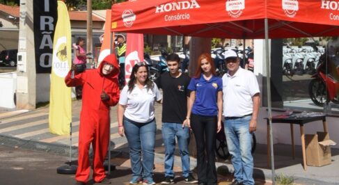 No último sábado a blitz GMB esteve na Honda Caiobá! A loja que já estava cheia, ficou ainda mais agitada com as super ofertas e a turma toda fazendo aquele agito ao vivo nas rádios band FM, Colina e Jovem Pan. A gerente Ana sempre muito pra cima, comemorou com o time a repercussão e já estão prontos para a próxima! Blitz GMB na Honda Caiobá