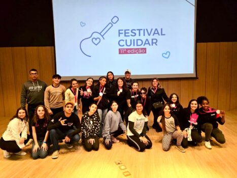 Destaque para alunos e professores da E. E. Dr. Antônio Olympio, reunidos no palco ao final da 11ª edição do Festival Cuidar. A escola participou do evento com apresentações de dança, paródia e teatro, emocionando o público e abordando com profundidade temas como os cuidados paliativos e a morte — tudo com o apoio da equipe gestora, professores e sob a dedicação da professora Silvia Ribeiro, responsável pelo projeto na unidade. Mais do que apresentações, uma experiência transformadora que uniu talento, empatia e educação com propósito! Festival Cuidar