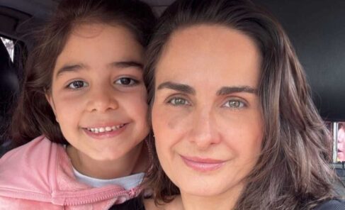 A enfermeira e consultora de amamentação Aline Khatib traz dicas valiosas no seu perfil do instagram para ajudar na rotina de muitas mamães. Ela ainda aproveita cada momento para nutrir com atenção e amor a sua filha Mari. Lindas! Profissional e mãe dedicada