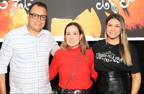 Karina Carreira, gerente de comunicação do Hospital de Amor, recebeu carinhosamente integrantes do time de marketing do Grupo Monteiro de Barros, Adauto Teixeira e Letícia Pires, no Lounge Rodeio pela Vida, espaço privilegiado para quem acompanha as modalidades do rodeio e shows no Recinto Paulo de Lima Corrêa, em prol do HA Lounge Rodeio Pela Vida