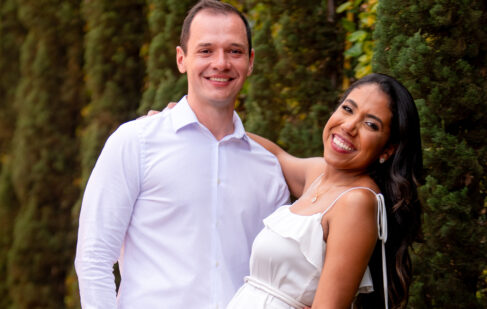 Emily Alves dos Santos Batista e Henrique Pfutzor Brediks disseram sim ao amor e à vida juntos com as bênçãos de Deus na celebração do casamento civil. Eles celebraram a nova fase com almoço em restaurante sofisticado e aconchegante em uma celebração mais intimista e personalizada entre familiares e amigos. Momento registrado pelo fotógrafo André Monteiro Casamento Emily e Henrique